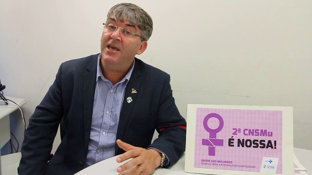 O Conselho Nacional de Saúde (CNS) faz um "apelo" em nota ao ministro da Saúde, Ricardo Barros, para que o governo não acabe o programa Farmácia Popular; "De um lado o governo e do outro o mercado farmacêutico. E no meio dessa disputa, os usuários dos medicamentos disponibilizados pelo Programa. Em nome destes que devemos nos posicionar e defender que a saúde não seja um mero produto, resultado de "negociações" ou de acordos comerciais", diz Ronald dos Santos, presidente do CNS (Foto: Romulo Faro) O Conselho Nacional de Saúde (CNS) faz um "apelo" em nota ao ministro da Saúde, Ricardo Barros, para que o governo não acabe o programa Farmácia Popular; "De um lado o governo e do outro o mercado farmacêutico. E no meio dessa disputa, os usuários dos medicamentos disponibilizados pelo Programa. Em nome destes que devemos nos posicionar e defender que a saúde não seja um mero produto, resultado de "negociações" ou de acordos comerciais", diz Ronald dos Santos, presidente do CNS