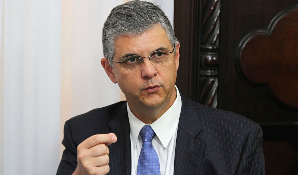 O governo do estado Rio informou que os salários de servidores ativos, inativos e pensionistas deverão ser regularizados em até 60 dias; a informação foi concedida durante a homologação do acordo de recuperação fiscal, no Palácio Guanabara, na Zona Sul do Rio; com regularização do processo, o estado poderá contrair empréstimos de até R$ 3,5 bilhões e, como consequência, os pagamentos devem voltar a acontecer em prazos regulares; secretário estadual da Fazenda, Gustavo Barbosa afirmou que "o somatório das medidas, nos próximos 6 anos, terá essa magnitude de R$ 94 bilhões" (Foto: Leonardo Lucena) O governo do estado Rio informou que os salários de servidores ativos, inativos e pensionistas deverão ser regularizados em até 60 dias; a informação foi concedida durante a homologação do acordo de recuperação fiscal, no Palácio Guanabara, na Zona Sul do Rio; com regularização do processo, o estado poderá contrair empréstimos de até R$ 3,5 bilhões e, como consequência, os pagamentos devem voltar a acontecer em prazos regulares; secretário estadual da Fazenda, Gustavo Barbosa afirmou que "o somatório das medidas, nos próximos 6 anos, terá essa magnitude de R$ 94 bilhões"