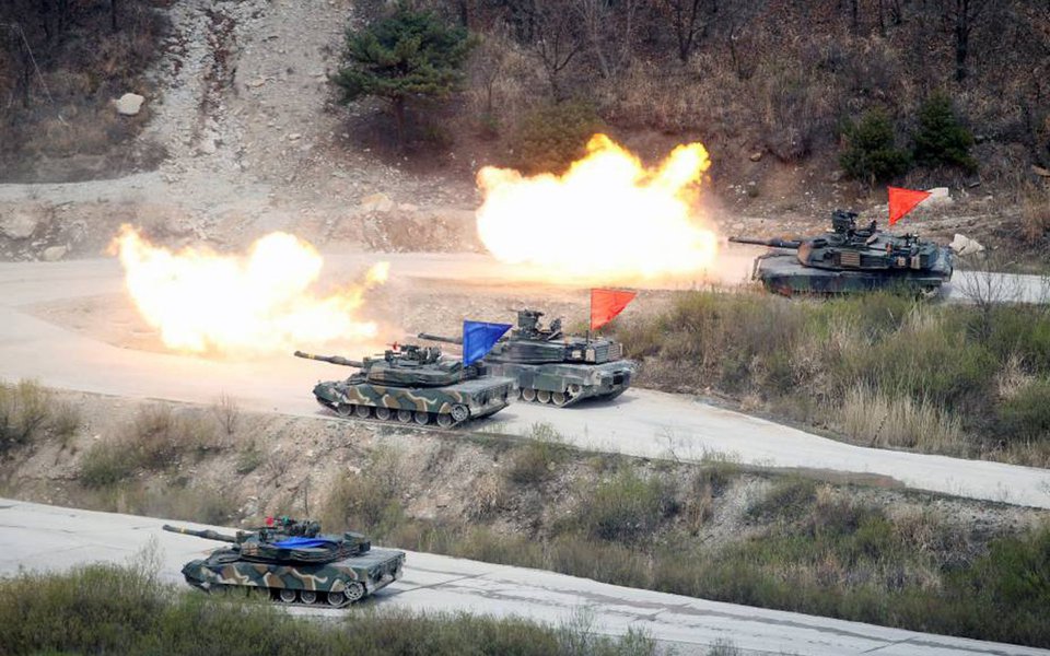 O presidente dos Estados Unidos, Donald Trump, e o presidente sul-coreano, Moon Jae-in, concordaram, em conversas telefônicas nesta segunda-feira, em fortalecer as capacidades militares conjuntas à luz da crescente crise nuclear na Península da Coreia, afirmou a Casa Branca em comunicado
(Foto: Leonardo Attuch)
O presidente dos Estados Unidos, Donald Trump, e o presidente sul-coreano, Moon Jae-in, concordaram, em conversas telefônicas nesta segunda-feira, em fortalecer as capacidades militares conjuntas à luz da crescente crise nuclear na Península da Coreia, afirmou a Casa Branca em comunicado