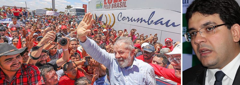 O secretário de Estado da Fazenda, Rafael Fonteles, voltou à UFPI, onde estudou em 2003, justamente quando começava o primeiro governo do presidente Lula, diplomado Doutor Honoris Causa pela UFPI; secretário afirmou não haver dúvida de a caravana de Lula foi um sucesso; “Pelas informações que a gente tem recebido e pelo que a gente viu aqui em Teresina, pelo que pude acompanhar, sem sombra de dúvida a caravana, as palavras de Lula revigoram não apenas a questão da eventual candidatura, mas os movimentos sociais, populares, de inclusão neste país, que está tão dividido”; relato do Piauí Hoje (Foto: Leonardo Lucena) O secretário de Estado da Fazenda, Rafael Fonteles, voltou à UFPI, onde estudou em 2003, justamente quando começava o primeiro governo do presidente Lula, diplomado Doutor Honoris Causa pela UFPI; secretário afirmou não haver dúvida de a caravana de Lula foi um sucesso; “Pelas informações que a gente tem recebido e pelo que a gente viu aqui em Teresina, pelo que pude acompanhar, sem sombra de dúvida a caravana, as palavras de Lula revigoram não apenas a questão da eventual candidatura, mas os movimentos sociais, populares, de inclusão neste país, que está tão dividido”; relato do Piauí Hoje