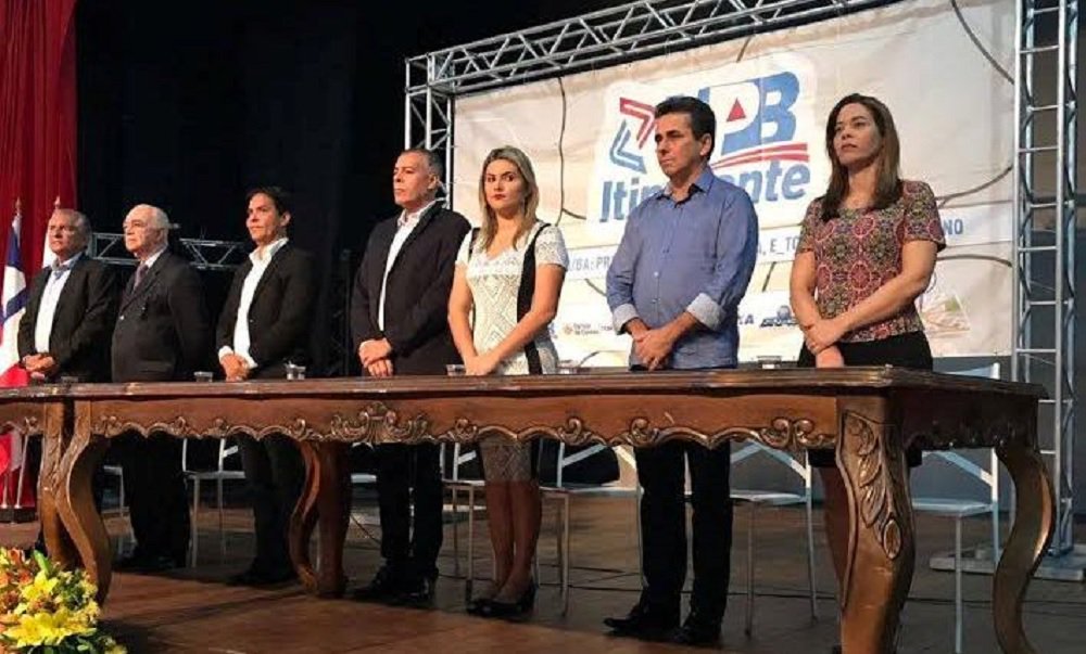 A presidente da Fundação Luís Eduardo Magalhães, Maria Quitéria, participou em Alagoinhas na manhã desta quinta-feira de um encontro da 'UPB Itinerante'; a ex-prefeita de Cardeal da Silva atendeu a convite de seu sucessor na presidência da União dos Municípios da Bahia (UPB), Eures Ribeiro; Quitéria afirmou que "é muito bom saber que apesar de estar à frente da Flem, minha formação como administradora e minha experiência como ex-prefeita de Cardeal da Silva e ex-presidente da UPB são valorizadas pelos agora gestores dos municípios da Bahia" (Foto: Romulo Faro) A presidente da Fundação Luís Eduardo Magalhães, Maria Quitéria, participou em Alagoinhas na manhã desta quinta-feira de um encontro da 'UPB Itinerante'; a ex-prefeita de Cardeal da Silva atendeu a convite de seu sucessor na presidência da União dos Municípios da Bahia (UPB), Eures Ribeiro; Quitéria afirmou que "é muito bom saber que apesar de estar à frente da Flem, minha formação como administradora e minha experiência como ex-prefeita de Cardeal da Silva e ex-presidente da UPB são valorizadas pelos agora gestores dos municípios da Bahia"