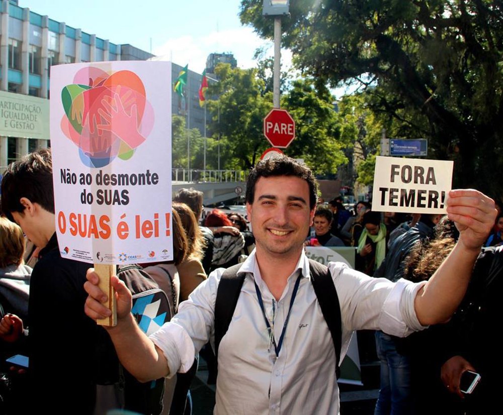 Publicitário João Goulart Neto, neto do ex-presidente João Goulart, deposto pela ditadura militar, alertou, por meio um artigo publicado nas redes sociais, que a atual situação do país poderá entrar em em uma "crise civil" resultando em um "golpe de classe" para perpetuar o poder das elites; "Podemos claramente afirmar que nossa democracia ficou em 'cheque'. Estamos como estamos porque o ódio e a intolerância foram disseminados para gerar uma Crise Civil no país e um grupo seleto tomar o poder a força no Brasil. Isto se chama "Golpe de Classe", destacou (Foto: Paulo Emílio) Publicitário João Goulart Neto, neto do ex-presidente João Goulart, deposto pela ditadura militar, alertou, por meio um artigo publicado nas redes sociais, que a atual situação do país poderá entrar em em uma "crise civil" resultando em um "golpe de classe" para perpetuar o poder das elites; "Podemos claramente afirmar que nossa democracia ficou em 'cheque'. Estamos como estamos porque o ódio e a intolerância foram disseminados para gerar uma Crise Civil no país e um grupo seleto tomar o poder a força no Brasil. Isto se chama "Golpe de Classe", destacou