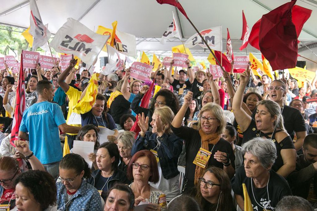 O CPERS Sindicato divulgou nota oficial repudiando a medida anunciada pelo secretário estadual da Educação, Ronald Krummenauer, dando conta da intenção do governo José Ivo Sartori (PMDB) de chamar professores aposentados para “recuperar voluntariamente” as aulas nas escolas onde há professores em greve; “Não concordamos e não vamos admitir tamanho desrespeito com nossos aposentados que estão sempre na luta junto com os demais professores e funcionários de escola em greve por respeito, melhores condições de ensino e melhorias salariais” (Foto: Leonardo Lucena) O CPERS Sindicato divulgou nota oficial repudiando a medida anunciada pelo secretário estadual da Educação, Ronald Krummenauer, dando conta da intenção do governo José Ivo Sartori (PMDB) de chamar professores aposentados para “recuperar voluntariamente” as aulas nas escolas onde há professores em greve; “Não concordamos e não vamos admitir tamanho desrespeito com nossos aposentados que estão sempre na luta junto com os demais professores e funcionários de escola em greve por respeito, melhores condições de ensino e melhorias salariais”