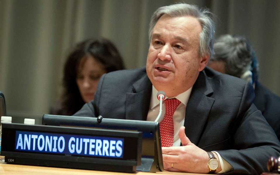 Mundo não pode permitir que haja um conflito entre os EUA e a Rússia, afirmou o secretário-geral da ONU, António Guterres; "Tenho a plena certeza de que a paz e a segurança no mundo dependem em muitos aspetos da possibilidade destes dois países — os pilares-chave da comunidade internacional — de manterem um diálogo frutífero, alcançando entendimento mútuo em várias áreas. O mundo não pode permitir que países tão grandes, potentes e importantes como os EUA e a Rússia tenham uma briga", disse Guterres acerca das tensões entre os dois países (Foto: Paulo Emílio) Mundo não pode permitir que haja um conflito entre os EUA e a Rússia, afirmou o secretário-geral da ONU, António Guterres; "Tenho a plena certeza de que a paz e a segurança no mundo dependem em muitos aspetos da possibilidade destes dois países — os pilares-chave da comunidade internacional — de manterem um diálogo frutífero, alcançando entendimento mútuo em várias áreas. O mundo não pode permitir que países tão grandes, potentes e importantes como os EUA e a Rússia tenham uma briga", disse Guterres acerca das tensões entre os dois países