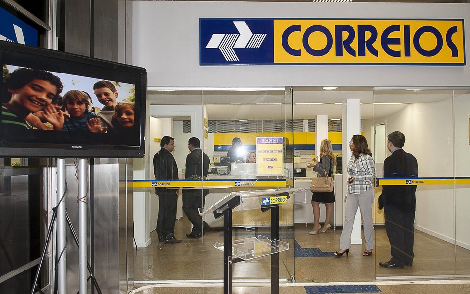 Governo federal estuda uma eventual abertura de capital dos Correios, mas não sua privatização, disse uma fonte governista que acompanha de perto o assunto à agência Reuters; "Simultaneamente ao processo de saneamento da empresa, o governo estuda o futuro dos Correios", disse a fonte, citando que o IPO seria uma dessas opções; Por meio de nota, a empresa diz que "da parte dos Correios, não há nenhum estudo nesse sentido" (Foto: Paulo Emílio) Governo federal estuda uma eventual abertura de capital dos Correios, mas não sua privatização, disse uma fonte governista que acompanha de perto o assunto à agência Reuters; "Simultaneamente ao processo de saneamento da empresa, o governo estuda o futuro dos Correios", disse a fonte, citando que o IPO seria uma dessas opções; Por meio de nota, a empresa diz que "da parte dos Correios, não há nenhum estudo nesse sentido"