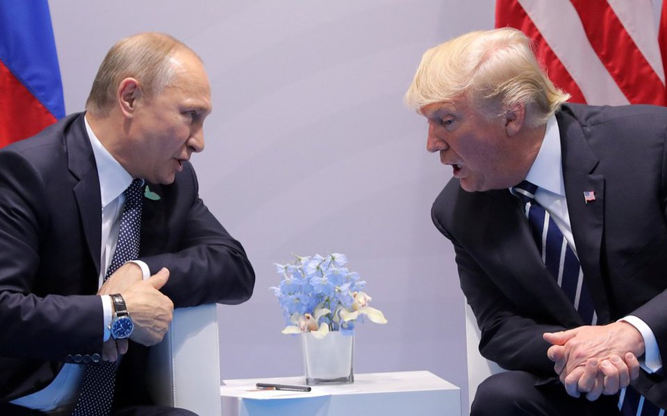 Investigadores do Congresso norte-americano encontraram outro e-mail do ano passado de um importante assessor do presidente dos EUA, Donald Trump, sobre uma tentativa de organizar um encontro entre autoridades da campanha dele com o presidente russo, Vladimir Putin, afirmou a rede de televisão CNN; e-mail foi enviado por Rick Dearborn, que agora é vice-chefe de gabinete do presidente, a autoridades da campanha, com informações sobre uma pessoa que estaria tentando conectá-los com Putin, no mesmo período, Donald Trump Jr., filho do presidente, se encontrou com russos oferecendo informações para prejudicar a então adversária de seu pai, Hillary Clinton (Foto: Paulo Emílio) Investigadores do Congresso norte-americano encontraram outro e-mail do ano passado de um importante assessor do presidente dos EUA, Donald Trump, sobre uma tentativa de organizar um encontro entre autoridades da campanha dele com o presidente russo, Vladimir Putin, afirmou a rede de televisão CNN; e-mail foi enviado por Rick Dearborn, que agora é vice-chefe de gabinete do presidente, a autoridades da campanha, com informações sobre uma pessoa que estaria tentando conectá-los com Putin, no mesmo período, Donald Trump Jr., filho do presidente, se encontrou com russos oferecendo informações para prejudicar a então adversária de seu pai, Hillary Clinton