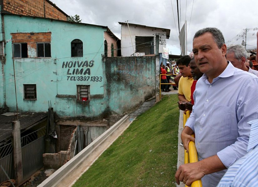 Noites de sono mais tranquilas para mais de 2 mil pessoas que vivem nas proximidades da encosta na Travessa Almirante Tamandaré, em Paripe, no Subúrbio Ferroviário de Salvador; o governador Rui Costa inaugurou na manhã desta quarta-feira as obras de contenção e estabilização da encosta, que corria risco de deslizamento de terra; o investimento de mais de R$ 1,5 milhão incluiu também a recuperação da pista; "Quem vive ou viveu em encosta sabe o que é acordar de madrugada, toda vez que chove forte, com medo da terra soterrar as pessoas. Aqui não, aqui é a segurança de um sono tranquilo, sem risco mesmo com chuva forte. São 165 encostas que estamos realizando em Salvador e Candeias", disse Rui (Foto: Romulo Faro) Noites de sono mais tranquilas para mais de 2 mil pessoas que vivem nas proximidades da encosta na Travessa Almirante Tamandaré, em Paripe, no Subúrbio Ferroviário de Salvador; o governador Rui Costa inaugurou na manhã desta quarta-feira as obras de contenção e estabilização da encosta, que corria risco de deslizamento de terra; o investimento de mais de R$ 1,5 milhão incluiu também a recuperação da pista; "Quem vive ou viveu em encosta sabe o que é acordar de madrugada, toda vez que chove forte, com medo da terra soterrar as pessoas. Aqui não, aqui é a segurança de um sono tranquilo, sem risco mesmo com chuva forte. São 165 encostas que estamos realizando em Salvador e Candeias", disse Rui