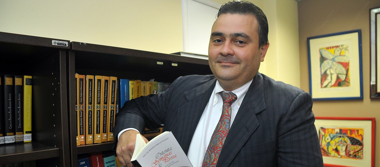 "A maioria de nós só quer viver num país melhor e é contra a corrupção, mas alguns de nós vêem no combate ao desvio de dinheiro público não um processo de aplicação das leis para punir culpados, mas uma cruzada moral e religiosa onde tudo é permitido, inclusive degolar o investigado, linchar o acusado e esquecer o que nos faz modernos: aplicar a mesma regra independentemente de quem seja o sujeito", escreve Ney Campello, desembargador federal de Brasília (Foto: Romulo Faro) "A maioria de nós só quer viver num país melhor e é contra a corrupção, mas alguns de nós vêem no combate ao desvio de dinheiro público não um processo de aplicação das leis para punir culpados, mas uma cruzada moral e religiosa onde tudo é permitido, inclusive degolar o investigado, linchar o acusado e esquecer o que nos faz modernos: aplicar a mesma regra independentemente de quem seja o sujeito", escreve Ney Campello, desembargador federal de Brasília