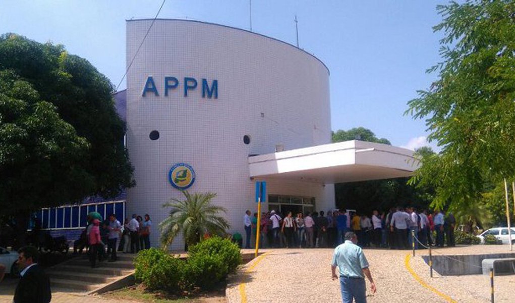 Mergulhados em dívidas que somam 40 bilhões - no Piauí, as dívidas municipais só com precatórios somam mais de R$ 570 milhões - segundo a Confederação Nacional dos Municípios (CNM), os prefeitos de todos os municípios do Brasil vivem a pior crise financeira da história; como consequência, as prefeituras estão com atraso no pagamento da folha de pessoal e sem recursos para pagar o 13º salário e fornecedores; a demissão de servidores também vem acontecendo em várias prefeituras (Foto: Leonardo Lucena) Mergulhados em dívidas que somam 40 bilhões - no Piauí, as dívidas municipais só com precatórios somam mais de R$ 570 milhões - segundo a Confederação Nacional dos Municípios (CNM), os prefeitos de todos os municípios do Brasil vivem a pior crise financeira da história; como consequência, as prefeituras estão com atraso no pagamento da folha de pessoal e sem recursos para pagar o 13º salário e fornecedores; a demissão de servidores também vem acontecendo em várias prefeituras