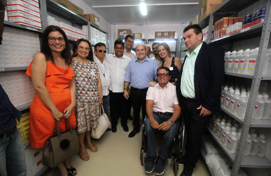 O Terminal do Papicu recebeu a quinta Central de Distribuição de Medicamentos, inaugurada ontem pelo prefeito Roberto Cláudio (PDT). O equipamento funciona como apoio às farmácias dos postos de saúde e tem como propósito reforçar o abastecimento dos 84 medicamentos prioritários. Nossa tarefa é garantir que os medicamentos básicos das unidades de saúde estejam estocados e garantir o acesso para a população de Fortaleza”, declarou o prefeito (Foto: Rodrigo Rocha) O Terminal do Papicu recebeu a quinta Central de Distribuição de Medicamentos, inaugurada ontem pelo prefeito Roberto Cláudio (PDT). O equipamento funciona como apoio às farmácias dos postos de saúde e tem como propósito reforçar o abastecimento dos 84 medicamentos prioritários. Nossa tarefa é garantir que os medicamentos básicos das unidades de saúde estejam estocados e garantir o acesso para a população de Fortaleza”, declarou o prefeito