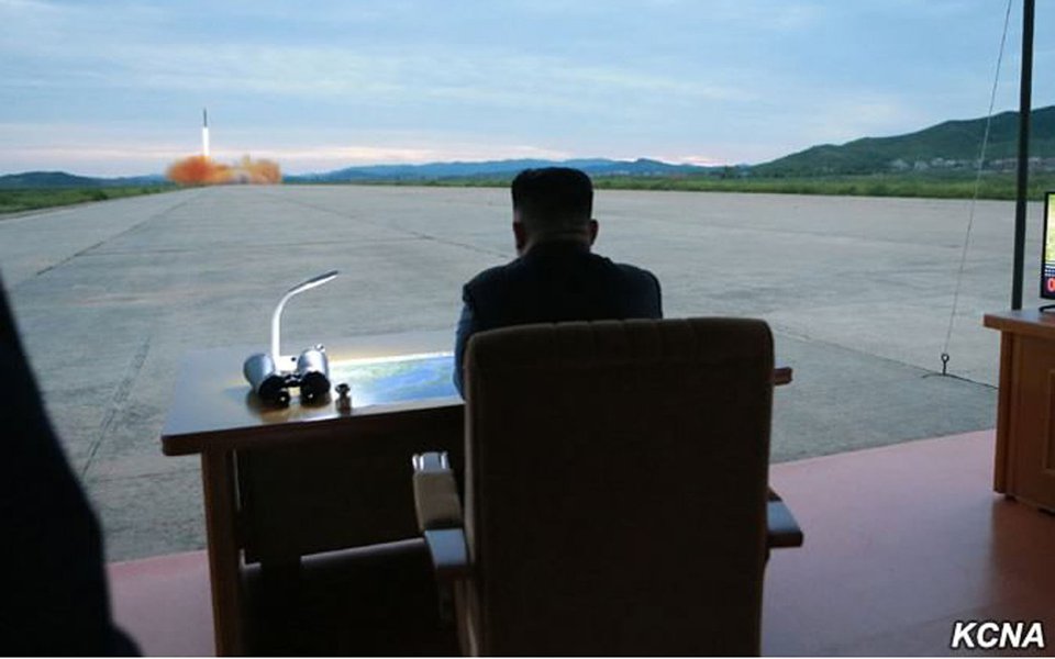 As ameaças de retaliação parecem não terem surtido efeito com o ditador norte-coreano; Kim Jong-un, ordenou nesta quarta-feira a realização de novos lançamentos de mísseis balísticos sobre alvos no Oceano Pacífico; na terça, Pyongyang disparou o míssil balístico de médio alcance Hwasong-12, que voou sobre uma ilha do norte de Japão, Hokkaido, antes de cair no Oceano Pacífico, a 1.180 quilômetros a leste (Foto: Giuliana Miranda) As ameaças de retaliação parecem não terem surtido efeito com o ditador norte-coreano; Kim Jong-un, ordenou nesta quarta-feira a realização de novos lançamentos de mísseis balísticos sobre alvos no Oceano Pacífico; na terça, Pyongyang disparou o míssil balístico de médio alcance Hwasong-12, que voou sobre uma ilha do norte de Japão, Hokkaido, antes de cair no Oceano Pacífico, a 1.180 quilômetros a leste