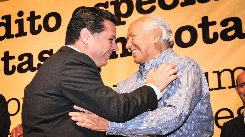 O governador Marconi Perillo divulgou nota de pesar pelo falecimento do ex-prefeito de Goiânia, Nion Albernaz, que morreu nesta quarta-feira; Marconi decretou luto oficial de três dias, e disponibilizou o Palácio das Esmeraldas para o velório; “Foi com profunda tristeza que recebi, na tarde de hoje, a notícia de falecimento do meu grande amigo, ex-prefeito de Goiânia Nion Albernaz. Meu exemplo de altivez, otimismo e da gestão moderna e eficiente. Estamos consternados com a perda de um dos homens públicos mais brilhantes do nosso Estado, de um professor excepcional, gestor extremamente competente, e de um ser humano exemplo de retidão”, afirmou o governador (Foto: José Barbacena) O governador Marconi Perillo divulgou nota de pesar pelo falecimento do ex-prefeito de Goiânia, Nion Albernaz, que morreu nesta quarta-feira; Marconi decretou luto oficial de três dias, e disponibilizou o Palácio das Esmeraldas para o velório; “Foi com profunda tristeza que recebi, na tarde de hoje, a notícia de falecimento do meu grande amigo, ex-prefeito de Goiânia Nion Albernaz. Meu exemplo de altivez, otimismo e da gestão moderna e eficiente. Estamos consternados com a perda de um dos homens públicos mais brilhantes do nosso Estado, de um professor excepcional, gestor extremamente competente, e de um ser humano exemplo de retidão”, afirmou o governador