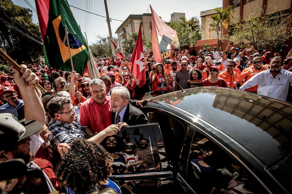 O interrogatório do ex-presidente Luiz Inácio Lula da Silva ao juiz Sérgio Moro terminou nesta tarde, por volta de 16h20, depois de 2 horas e 10 minutos, na sede da Justiça Federal, em Curitiba; a acusação é sobre um suposto pagamento de propina por parte da construtora Odebrecht; na chegada à sede da Justiça Federal, Lula foi recebido aos gritos de "Lula guerreiro do povo brasileiro", o ex-presidente cumprimentou apoiadores, ao lado de líderes petistas como a senadora Gleisi Hoffmann, presidente nacional do PT; por volta das 18h está previsto um ato político com a presença de Lula na Praça Generoso Marques, no centro da capital paranaense (Foto: Paulo Emílio) O interrogatório do ex-presidente Luiz Inácio Lula da Silva ao juiz Sérgio Moro terminou nesta tarde, por volta de 16h20, depois de 2 horas e 10 minutos, na sede da Justiça Federal, em Curitiba; a acusação é sobre um suposto pagamento de propina por parte da construtora Odebrecht; na chegada à sede da Justiça Federal, Lula foi recebido aos gritos de "Lula guerreiro do povo brasileiro", o ex-presidente cumprimentou apoiadores, ao lado de líderes petistas como a senadora Gleisi Hoffmann, presidente nacional do PT; por volta das 18h está previsto um ato político com a presença de Lula na Praça Generoso Marques, no centro da capital paranaense