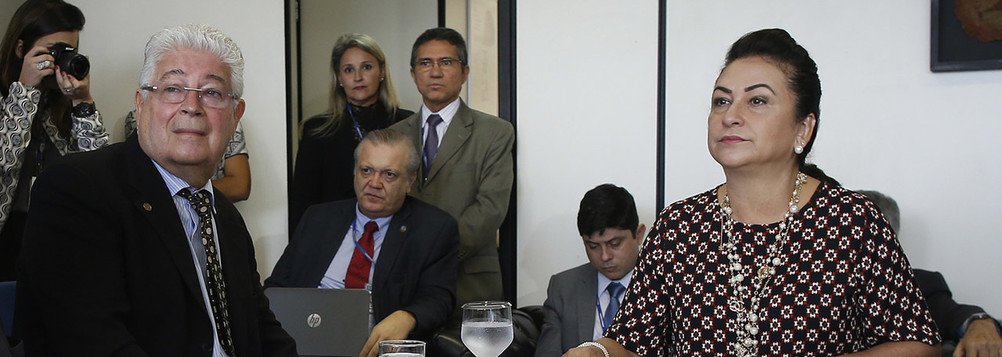 O senador Roberto Requião criticou nesta sexta-feira (15) a iniciativa do PMDB de suspender as atividades partidárias da senadora Kátia Abreu por supostamente fazer oposição ao governo federal; "é o Governo Federal quem está fazendo oposição ao PMDB", disse Requião em entrevista a uma rádio paranaense; "O PMDB tem um documento chamado Esperança e Mudança, com viés desenvolvimentista e progressista. Já o documento Ponte para o Futuro, é uma proposta desse governo, que jamais foi submetida ao partido", acrescentou Requião (Foto: Charles Nisz) O senador Roberto Requião criticou nesta sexta-feira (15) a iniciativa do PMDB de suspender as atividades partidárias da senadora Kátia Abreu por supostamente fazer oposição ao governo federal; "é o Governo Federal quem está fazendo oposição ao PMDB", disse Requião em entrevista a uma rádio paranaense; "O PMDB tem um documento chamado Esperança e Mudança, com viés desenvolvimentista e progressista. Já o documento Ponte para o Futuro, é uma proposta desse governo, que jamais foi submetida ao partido", acrescentou Requião
