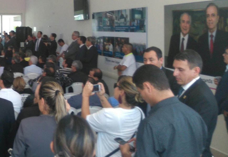 A intimidação ao meu trabalho jornalístico ocorreu na inauguração do Hospital de Câncer da Amazônia, inaugurado com a presença do presidente golpista Michel Temer e quase toda a bancada federal rondoniense. Passei pelo credenciamento como jornalista e tive a bolsa revistada para ter acesso à área destinada à imprensa. Tudo certo, não fosse a camiseta com os dizeres: Fora Temer. Um ato solitário e pacífico, incapaz de ameaçar a ordem no recinto (Foto: Luciana Oliveira) A intimidação ao meu trabalho jornalístico ocorreu na inauguração do Hospital de Câncer da Amazônia, inaugurado com a presença do presidente golpista Michel Temer e quase toda a bancada federal rondoniense. Passei pelo credenciamento como jornalista e tive a bolsa revistada para ter acesso à área destinada à imprensa. Tudo certo, não fosse a camiseta com os dizeres: Fora Temer. Um ato solitário e pacífico, incapaz de ameaçar a ordem no recinto