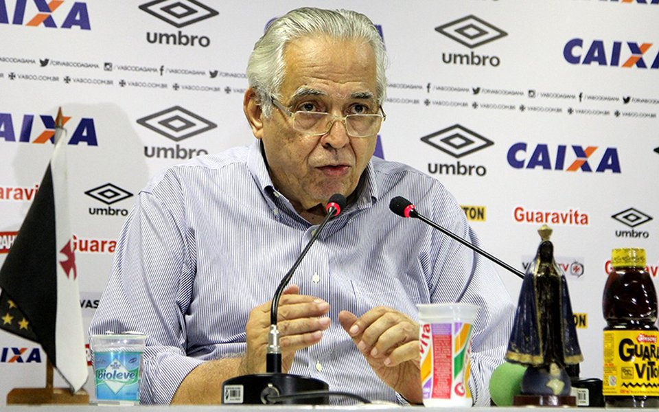 O Ministério Público do Rio de Janeiro (MPRJ) ajuizou uma ação civil pública pedindo o afastamento de Eurico Miranda da presidência do Clube de Regatas Vasco da Gama, assim como de toda a diretoria; o MP pede que o Vasco seja multado em R$ 500 mil; o MPRJ considera que a diretoria do clube foi conivente com a torcida Força Jovem, que tinha permissão do clube para frequentar jogos do Vasco, apesar de estar banida dos estádios pela Justiça desde 2014 (Foto: Leonardo Lucena) O Ministério Público do Rio de Janeiro (MPRJ) ajuizou uma ação civil pública pedindo o afastamento de Eurico Miranda da presidência do Clube de Regatas Vasco da Gama, assim como de toda a diretoria; o MP pede que o Vasco seja multado em R$ 500 mil; o MPRJ considera que a diretoria do clube foi conivente com a torcida Força Jovem, que tinha permissão do clube para frequentar jogos do Vasco, apesar de estar banida dos estádios pela Justiça desde 2014