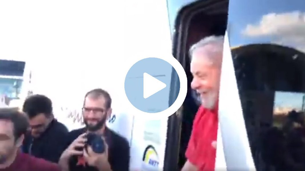 Enquanto o prefeito João Doria é recebido no Nordeste com ovos na testa, o ex-presidente Lula vivenciou hoje em Sergipe uma cena emocionante: uma multidão parou o ônibus de sua caravana no Nordeste na estrada em São Domingos para abraçá-lo e tirar fotos com ele; o petista desceu para cumprimentar o povo; assista (Foto: Gisele Federicce) Enquanto o prefeito João Doria é recebido no Nordeste com ovos na testa, o ex-presidente Lula vivenciou hoje em Sergipe uma cena emocionante: uma multidão parou o ônibus de sua caravana no Nordeste na estrada em São Domingos para abraçá-lo e tirar fotos com ele; o petista desceu para cumprimentar o povo; assista