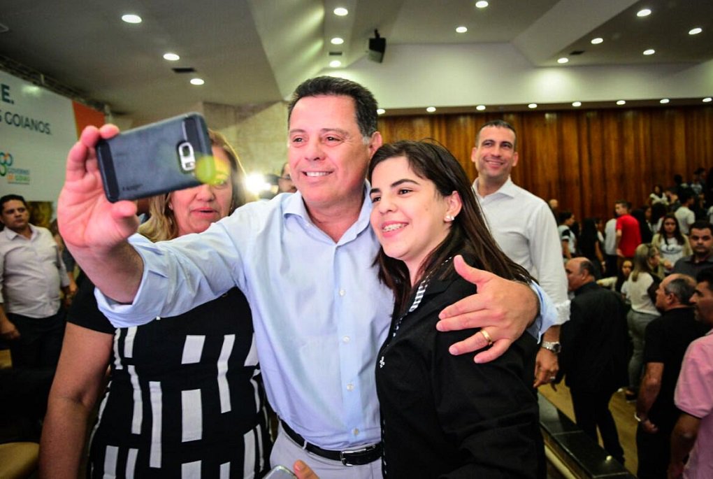O Passe Livre Estudantil está em ampliação e o governador Marconi Perillo anunciou esta semana, em Anápolis, a implantação imediata do programa para o município e também para Rio Verde; previsão é que sejam realizados 15 mil cadastros, com estimativa de custo mensal de R$ 650 mil e de R$ 3,3 milhões até dezembro deste ano; já para Rio Verde, a previsão é de 10 mil cadastros, o equivalente à R$ 530 mil mensais (R$ 1,8 milhão até o fim do ano); programa beneficia cerca de 65 mil estudantes em Goiás (Foto: José Barbacena) O Passe Livre Estudantil está em ampliação e o governador Marconi Perillo anunciou esta semana, em Anápolis, a implantação imediata do programa para o município e também para Rio Verde; previsão é que sejam realizados 15 mil cadastros, com estimativa de custo mensal de R$ 650 mil e de R$ 3,3 milhões até dezembro deste ano; já para Rio Verde, a previsão é de 10 mil cadastros, o equivalente à R$ 530 mil mensais (R$ 1,8 milhão até o fim do ano); programa beneficia cerca de 65 mil estudantes em Goiás