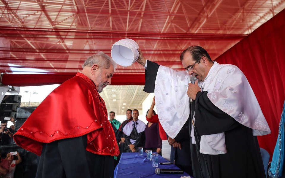 Em discurso nesta segunda-feira, 21, após receber novamente um título Doutor Honoris Causa, desta vez pela Universidade Federal de Sergipe, o ex-presidente Lula destacou os avanços do Brasil na educação superior no seu governo e no de Dilma Rousseff, sobretudo na região Nordeste; "Das 18 universidades que criamos, sete ficam no Nordeste. E todas têm campus nas cidades do interior. O Nordeste hoje tem 20% dos alunos universitários do país, ultrapassando pela primeira vez a região Sul", disse Lula; ele criticou a falta de investimento em educação depois do golpe parlamentar que afastou Dilma em 2016; "Negar o acesso à educação de qualidade sempre foi um jeito de perpetuar a desigualdade neste País. Foi por isso que investimos tanto em educação durante nosso governo" (Foto: Romulo Faro) Em discurso nesta segunda-feira, 21, após receber novamente um título Doutor Honoris Causa, desta vez pela Universidade Federal de Sergipe, o ex-presidente Lula destacou os avanços do Brasil na educação superior no seu governo e no de Dilma Rousseff, sobretudo na região Nordeste; "Das 18 universidades que criamos, sete ficam no Nordeste. E todas têm campus nas cidades do interior. O Nordeste hoje tem 20% dos alunos universitários do país, ultrapassando pela primeira vez a região Sul", disse Lula; ele criticou a falta de investimento em educação depois do golpe parlamentar que afastou Dilma em 2016; "Negar o acesso à educação de qualidade sempre foi um jeito de perpetuar a desigualdade neste País. Foi por isso que investimos tanto em educação durante nosso governo"