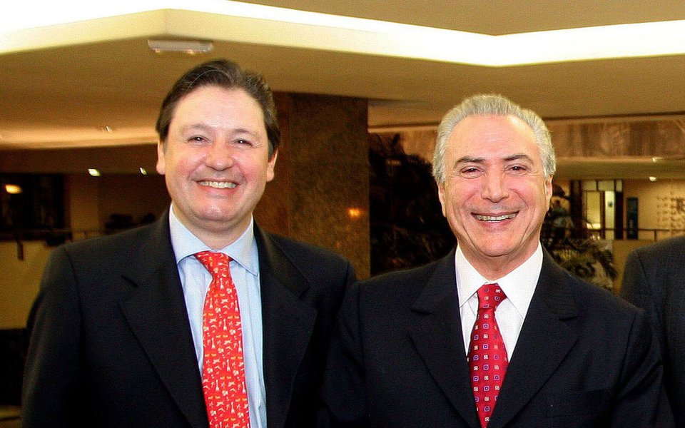 "Ao enviar o inquérito sobre Rodrigo Rocha Loures do Supremo Tribunal Federal para a Justiça Federal de Brasília, o ministro Edson Fachin, relator da Lava Jato, soltou na direção do Palácio do Planalto uma alma penada", escreve o jornalista Josias de Souza em seu blog; Josias diz ainda que "continua pairando sobre a cabeça de Michel Temer o fantasma da mala com a propina de R$ 500 mil que a JBS entregou a Rocha Loures" (Foto: Romulo Faro) "Ao enviar o inquérito sobre Rodrigo Rocha Loures do Supremo Tribunal Federal para a Justiça Federal de Brasília, o ministro Edson Fachin, relator da Lava Jato, soltou na direção do Palácio do Planalto uma alma penada", escreve o jornalista Josias de Souza em seu blog; Josias diz ainda que "continua pairando sobre a cabeça de Michel Temer o fantasma da mala com a propina de R$ 500 mil que a JBS entregou a Rocha Loures"