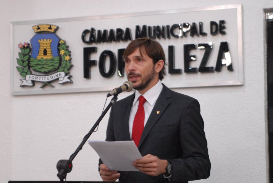 De autoria do vereador Guilherme Sampaio, o Projeto de Lei aprovado pela Câmara Municipal de Fortaleza beneficia os deficientes de baixa renda que possuem o cartão de gratuidade para o transporte público. Para garantir a meia entrada, válida também para um acompanhante, o documento deverá ser apresentado no ato da compra do ingresso (Foto: Rodrigo Rocha) De autoria do vereador Guilherme Sampaio, o Projeto de Lei aprovado pela Câmara Municipal de Fortaleza beneficia os deficientes de baixa renda que possuem o cartão de gratuidade para o transporte público. Para garantir a meia entrada, válida também para um acompanhante, o documento deverá ser apresentado no ato da compra do ingresso