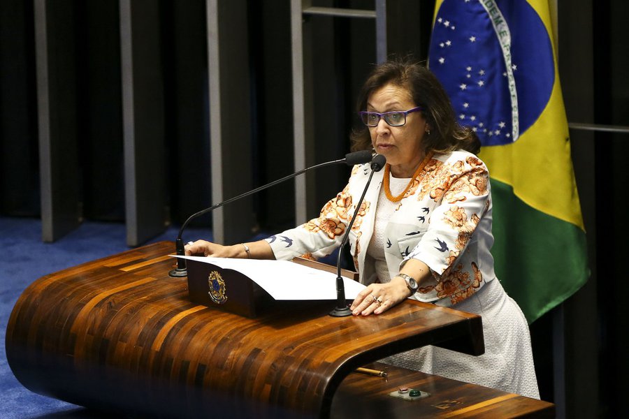 A senadora Lídice da Mata (PSB-BA) afirmou que os municípios baianos vivem uma situação de calamidade; a parlamentar chamou a atenção para as demissões em massa ocasionadas pela crise e lembrou que com o desligamento de 40% a 60% dos servidores a qualidade e a prestação dos serviços caem drasticamente nas cidades de pequeno e médio porte; "Frustrações na arrecadação própria, queda nos recursos da repatriação, que salvaram Municípios ano passado e Fundo de Participação dos Municípios menor do que o previsto pela União, além de queda acentuada nas transferências constitucionais. Tudo isso tudo explica o caos nas finanças dos Municípios brasileiros, diz a CNM em estudo recente" (Foto: Leonardo Lucena) A senadora Lídice da Mata (PSB-BA) afirmou que os municípios baianos vivem uma situação de calamidade; a parlamentar chamou a atenção para as demissões em massa ocasionadas pela crise e lembrou que com o desligamento de 40% a 60% dos servidores a qualidade e a prestação dos serviços caem drasticamente nas cidades de pequeno e médio porte; "Frustrações na arrecadação própria, queda nos recursos da repatriação, que salvaram Municípios ano passado e Fundo de Participação dos Municípios menor do que o previsto pela União, além de queda acentuada nas transferências constitucionais. Tudo isso tudo explica o caos nas finanças dos Municípios brasileiros, diz a CNM em estudo recente"