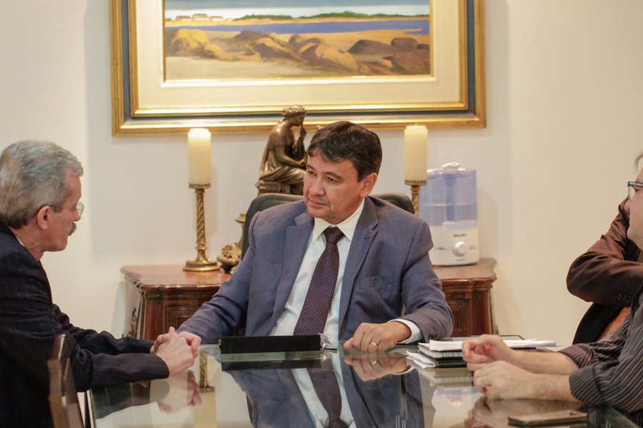 O governador Wellington Dias recebeu o diretor-geral do Departamento Nacional de Obras Contra a Seca (Dnocs), Ângelo Guerra, e o superintendente do órgão no Piauí, Djalma Policarpo; o encontro teve como objetivo debater alternativas para abastecer a população de 42 municípios que estão em situação de emergência por conta da estiagem; uma das possibilidades é a perfuração de poços, que será realizada pelo Dnocs (Foto: Leonardo Lucena) O governador Wellington Dias recebeu o diretor-geral do Departamento Nacional de Obras Contra a Seca (Dnocs), Ângelo Guerra, e o superintendente do órgão no Piauí, Djalma Policarpo; o encontro teve como objetivo debater alternativas para abastecer a população de 42 municípios que estão em situação de emergência por conta da estiagem; uma das possibilidades é a perfuração de poços, que será realizada pelo Dnocs