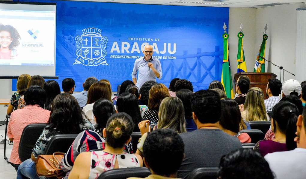 O prefeito Edvaldo Nogueira e a vice-prefeita Eliane Aquino reuniram os gestores e trabalhadores da Assistência Social para discutir os projetos da secretaria que integram o Plano Estratégico de Aracaju; "Eu pessoalmente acredito muito no Planejamento Estratégico, sobretudo no formato que realizamos, construindo de forma coletiva, ouvindo a todos”; missão, segundo o prefeito, é "tornar Aracaju referência da qualidade de vida, assegurar excelência dos serviços e promover desenvolvimento sustentável onde os cidadãos e cidadãs sejam protagonistas” (Foto: Voney Malta) O prefeito Edvaldo Nogueira e a vice-prefeita Eliane Aquino reuniram os gestores e trabalhadores da Assistência Social para discutir os projetos da secretaria que integram o Plano Estratégico de Aracaju; "Eu pessoalmente acredito muito no Planejamento Estratégico, sobretudo no formato que realizamos, construindo de forma coletiva, ouvindo a todos”; missão, segundo o prefeito, é "tornar Aracaju referência da qualidade de vida, assegurar excelência dos serviços e promover desenvolvimento sustentável onde os cidadãos e cidadãs sejam protagonistas”