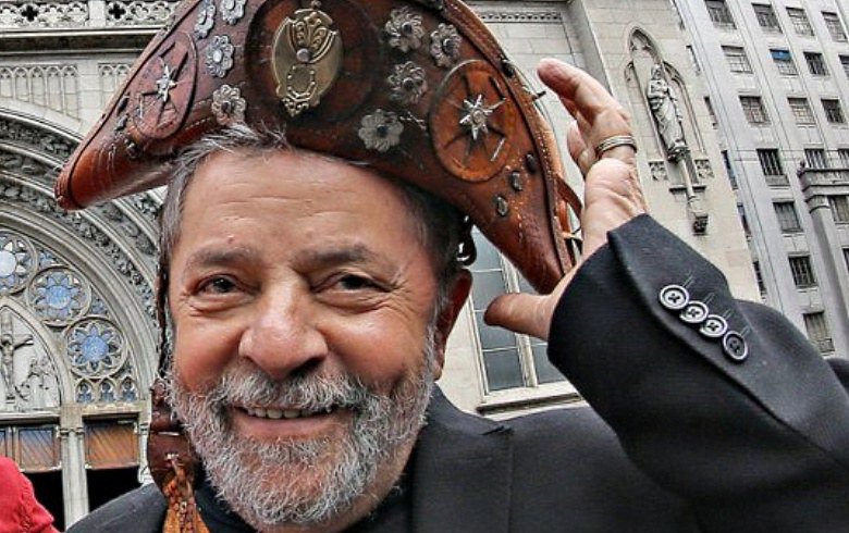 Lula é necessário ao país, e sabe falar ao povo, conhece a língua do povo como ninguém e olhem que nem "formado" é, como sempre acusaram e fizeram desdém os seus "contrários", que apesar de terem frequentado as melhoras escolas e as melhores faculdades deste país, não passam de uma fraude social (Foto: Fátima Miranda) Lula é necessário ao país, e sabe falar ao povo, conhece a língua do povo como ninguém e olhem que nem "formado" é, como sempre acusaram e fizeram desdém os seus "contrários", que apesar de terem frequentado as melhoras escolas e as melhores faculdades deste país, não passam de uma fraude social