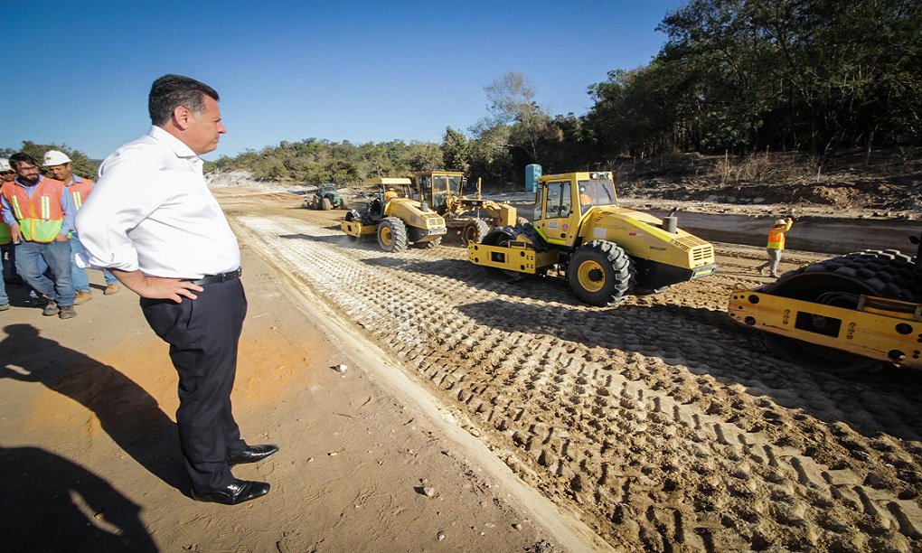 O governador Marconi Perillo comanda, nesta semana, intensa agenda de inaugurações de obras do programa Goiás na Frente em seis municípios do Estado; na terça, Marconi promove a entrega da reconstrução da GO-162; na quarta-feira, 11, o governador vai a Goianésia, onde inaugura a pavimentação da GO-338, no trajeto entre o município e o distrito de Jucelândia; ainda na quarta-feira, Marconi entrega, à tarde, em Morrinhos, 50 moradias populares construídas em parceria entre o Governo de Goiás e a Caixa; ainda na região Sul, o governador vai no mesmo dia a Itumbiara para a inauguração da nova Praça da República, com o prefeito José Antônio (Foto: José Barbacena) O governador Marconi Perillo comanda, nesta semana, intensa agenda de inaugurações de obras do programa Goiás na Frente em seis municípios do Estado; na terça, Marconi promove a entrega da reconstrução da GO-162; na quarta-feira, 11, o governador vai a Goianésia, onde inaugura a pavimentação da GO-338, no trajeto entre o município e o distrito de Jucelândia; ainda na quarta-feira, Marconi entrega, à tarde, em Morrinhos, 50 moradias populares construídas em parceria entre o Governo de Goiás e a Caixa; ainda na região Sul, o governador vai no mesmo dia a Itumbiara para a inauguração da nova Praça da República, com o prefeito José Antônio