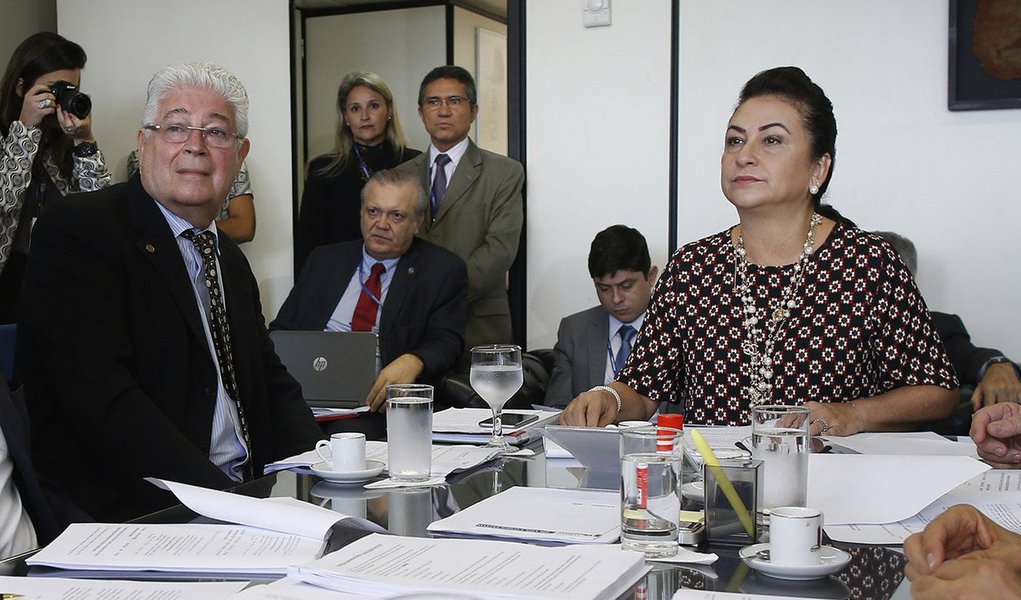 O senador Roberto Requião (PMDB-PR) afirmou que não há amparo legal para expulsar nem suspender ele e a senadora Kátia Abreu (PMDB-PR) do partido; quanto à questão de Kátia, segundo explicou Requião, há apenas uma "recomendação" de suspensão da parlamentar das atividades no PMDB; "Mas isso ainda precisa passar pelo crivo da executiva nacional do partido", disse, para então emendar: "dificilmente passaria essa excrescência" (Foto: Leonardo Lucena) O senador Roberto Requião (PMDB-PR) afirmou que não há amparo legal para expulsar nem suspender ele e a senadora Kátia Abreu (PMDB-PR) do partido; quanto à questão de Kátia, segundo explicou Requião, há apenas uma "recomendação" de suspensão da parlamentar das atividades no PMDB; "Mas isso ainda precisa passar pelo crivo da executiva nacional do partido", disse, para então emendar: "dificilmente passaria essa excrescência"