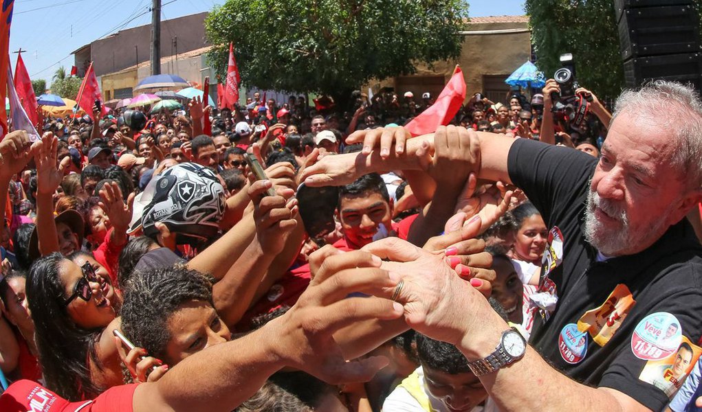 Falta pouco para a chegada da caravana "Lula pelo Brasil" a Sergipe; no próximo domingo (20), o ex-presidente Lula, líder em todas as pesquisas eleitorais, chega ao menor Estado da federação, onde permanecerá por três dias, para participar de eventos e receber homenagens; além da capital, Aracaju, o líder petista passará por Estância, Lagarto, Itabaiana e Nossa Senhora da Glória. Sergipe é o segundo Estado do Nordeste que o ex-presidente visitará entre os dias 17 de agosto e 5 de setembro; antes, ele estará na Bahia, ponto inicial do trajeto da comitiva; Vinte e cinco cidades dos noves estados da região serão visitadas por Lula (Foto: Leonardo Lucena) Falta pouco para a chegada da caravana "Lula pelo Brasil" a Sergipe; no próximo domingo (20), o ex-presidente Lula, líder em todas as pesquisas eleitorais, chega ao menor Estado da federação, onde permanecerá por três dias, para participar de eventos e receber homenagens; além da capital, Aracaju, o líder petista passará por Estância, Lagarto, Itabaiana e Nossa Senhora da Glória. Sergipe é o segundo Estado do Nordeste que o ex-presidente visitará entre os dias 17 de agosto e 5 de setembro; antes, ele estará na Bahia, ponto inicial do trajeto da comitiva; Vinte e cinco cidades dos noves estados da região serão visitadas por Lula