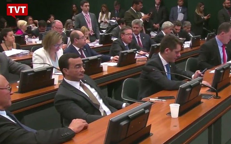 O relatório final da reforma política, previsto para ser votado na comissão especial da Câmara dos Deputados nesta terça-feira (15), não traz uma linha, sequer, sobre a necessidade de aumentar a representação das mulheres no Parlamento; deputadas apontam que o modelo eleitoral chamado distritão, aprovado em destaque na semana passada, deve contribuir para a manutenção da exclusão; deputada federal Maria do Rosário (PT-RS) defende que, no momento em que o texto da reforma for levado ao plenário da Câmara, seja colocada em votação a Proposta de Emenda à Constituição (PEC) 134/15 que reserva percentual mínimo de representação para mulheres (Foto: Aquiles Lins) O relatório final da reforma política, previsto para ser votado na comissão especial da Câmara dos Deputados nesta terça-feira (15), não traz uma linha, sequer, sobre a necessidade de aumentar a representação das mulheres no Parlamento; deputadas apontam que o modelo eleitoral chamado distritão, aprovado em destaque na semana passada, deve contribuir para a manutenção da exclusão; deputada federal Maria do Rosário (PT-RS) defende que, no momento em que o texto da reforma for levado ao plenário da Câmara, seja colocada em votação a Proposta de Emenda à Constituição (PEC) 134/15 que reserva percentual mínimo de representação para mulheres