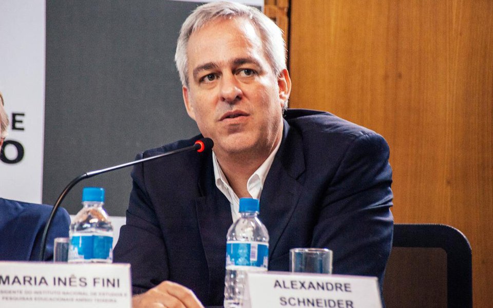 Secretário municipal da Educação em São Paulo, Alexandre Schneider, afirmou que um dos principais problemas da rede municipal de ensino da capital foi causado pelo fechamento de salas de aula pelo governo de Geraldo Alckmin (PSDB), nos últimos quatro anos; "Nossa rede está mais cheia por conta de um movimento do governo estadual para acabar com ensino médio noturno. Foi reduzido o número de salas de ensino fundamental e isso foi absorvido pelo município", disse (Foto: Paulo Emílio) Secretário municipal da Educação em São Paulo, Alexandre Schneider, afirmou que um dos principais problemas da rede municipal de ensino da capital foi causado pelo fechamento de salas de aula pelo governo de Geraldo Alckmin (PSDB), nos últimos quatro anos; "Nossa rede está mais cheia por conta de um movimento do governo estadual para acabar com ensino médio noturno. Foi reduzido o número de salas de ensino fundamental e isso foi absorvido pelo município", disse