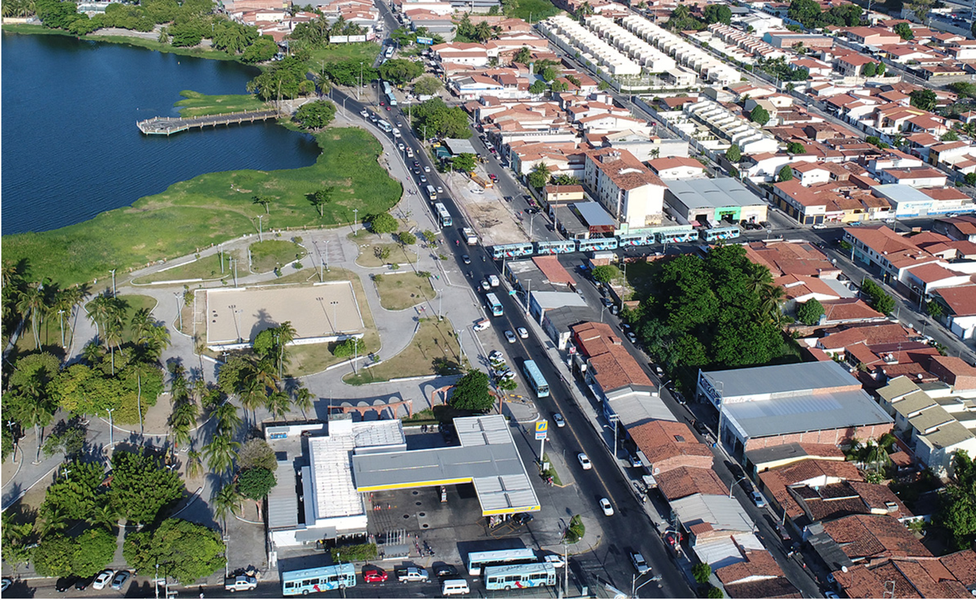 As obras de alargamento da Avenida Jornalista Tomaz Coelho, em Messejana, têm início nesta segunda (9). O trecho que receberá a duplicação corresponde a 600 metros de extensão, entre as ruas Clara de Assis e João Ivo. Com investimento de R$ 1,3 milhão, a intervenção deverá ser concluída no primeiro semestre de 2018 (Foto: Rodrigo Rocha) As obras de alargamento da Avenida Jornalista Tomaz Coelho, em Messejana, têm início nesta segunda (9). O trecho que receberá a duplicação corresponde a 600 metros de extensão, entre as ruas Clara de Assis e João Ivo. Com investimento de R$ 1,3 milhão, a intervenção deverá ser concluída no primeiro semestre de 2018