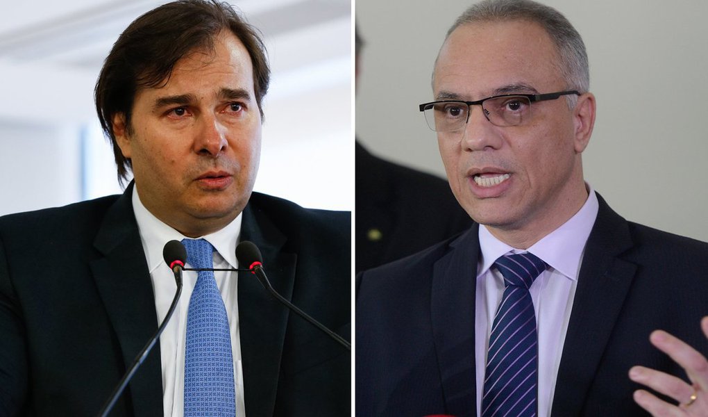 O presidente da Câmara dos Deputados, Rodrigo Maia, sugeriu hoje (22) ao governador Luiz Fernando Pezão que exonere o secretário de Segurança Pública do Rio de Janeiro, Roberto Sá. A declaração foi dada à revista Veja e confirmada, em nota, pela assessoria da presidência da Câmara; "A crise na Rocinha mostra que, infelizmente, o secretário Roberto Sá perdeu as condições de comandar a política de segurança pública do Rio. Falo isso com respeito e admiração pela trajetória dele", disse Maia (Foto: Aquiles Lins) O presidente da Câmara dos Deputados, Rodrigo Maia, sugeriu hoje (22) ao governador Luiz Fernando Pezão que exonere o secretário de Segurança Pública do Rio de Janeiro, Roberto Sá. A declaração foi dada à revista Veja e confirmada, em nota, pela assessoria da presidência da Câmara; "A crise na Rocinha mostra que, infelizmente, o secretário Roberto Sá perdeu as condições de comandar a política de segurança pública do Rio. Falo isso com respeito e admiração pela trajetória dele", disse Maia