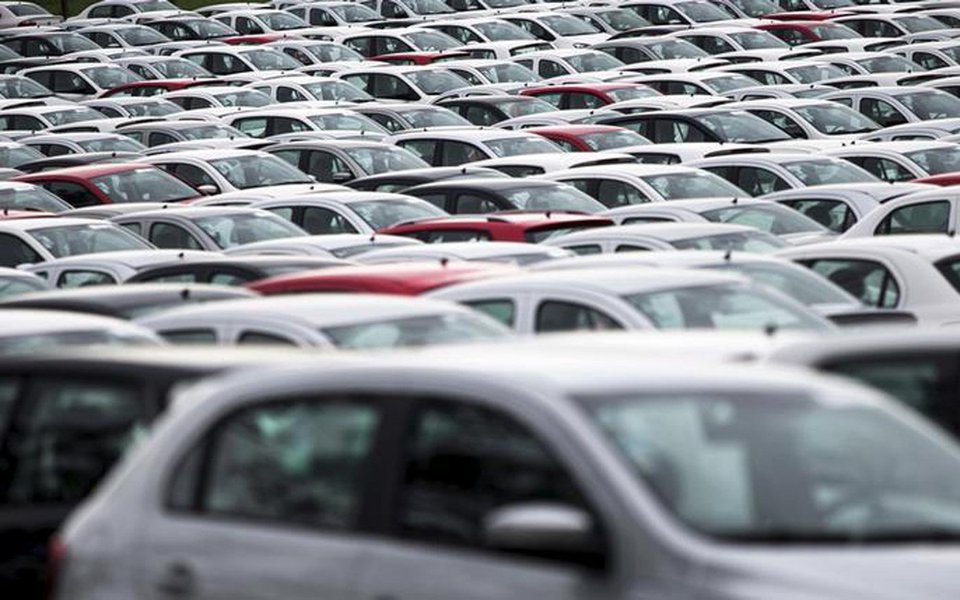 Produção de veículos no Brasil caiu 9,2% em setembro ante agosto, mas avançou 39,1% sobre o mesmo mês do ano passado, para 236,9 mil carros, comerciais leves, caminhões e ônibus, segundo dados da Anfavea; apesar da produção em setembro ter interrompido dois meses de alta na comparação mês a mês, o setor ainda acumula crescimento de 27% no acumulado do ano até setembro, a 1,987 milhão de unidades (Foto: Paulo Emílio) Produção de veículos no Brasil caiu 9,2% em setembro ante agosto, mas avançou 39,1% sobre o mesmo mês do ano passado, para 236,9 mil carros, comerciais leves, caminhões e ônibus, segundo dados da Anfavea; apesar da produção em setembro ter interrompido dois meses de alta na comparação mês a mês, o setor ainda acumula crescimento de 27% no acumulado do ano até setembro, a 1,987 milhão de unidades