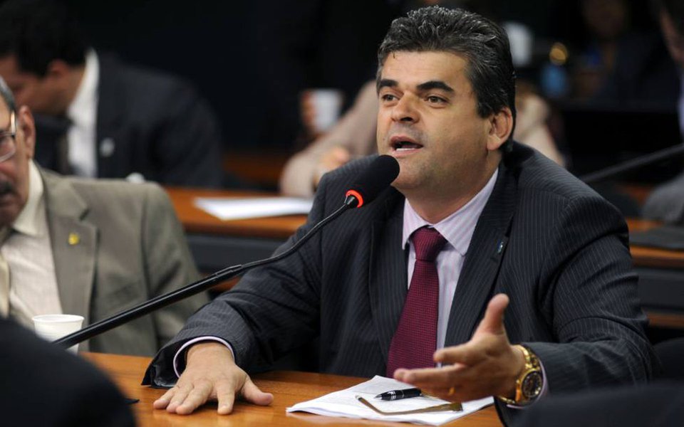O Tribunal Regional Eleitoral do Rio de Janeiro (TRE-RJ) cassou os diplomas do prefeito de Duque de Caxias, Washington Reis, e de seu vice, Marcos Elias Pessanha Moreira; Reis foi condenado pelo STF por crime ambiental quando era deputado federal pelo Rio; de acordo com o TRE, como Reis foi condenado por um órgão colegiado, ele foi enquadrado na Lei da Ficha Limpa, que impede que candidatos sejam eleitos caso haja esse tipo de condenação (Foto: Leonardo Lucena) O Tribunal Regional Eleitoral do Rio de Janeiro (TRE-RJ) cassou os diplomas do prefeito de Duque de Caxias, Washington Reis, e de seu vice, Marcos Elias Pessanha Moreira; Reis foi condenado pelo STF por crime ambiental quando era deputado federal pelo Rio; de acordo com o TRE, como Reis foi condenado por um órgão colegiado, ele foi enquadrado na Lei da Ficha Limpa, que impede que candidatos sejam eleitos caso haja esse tipo de condenação