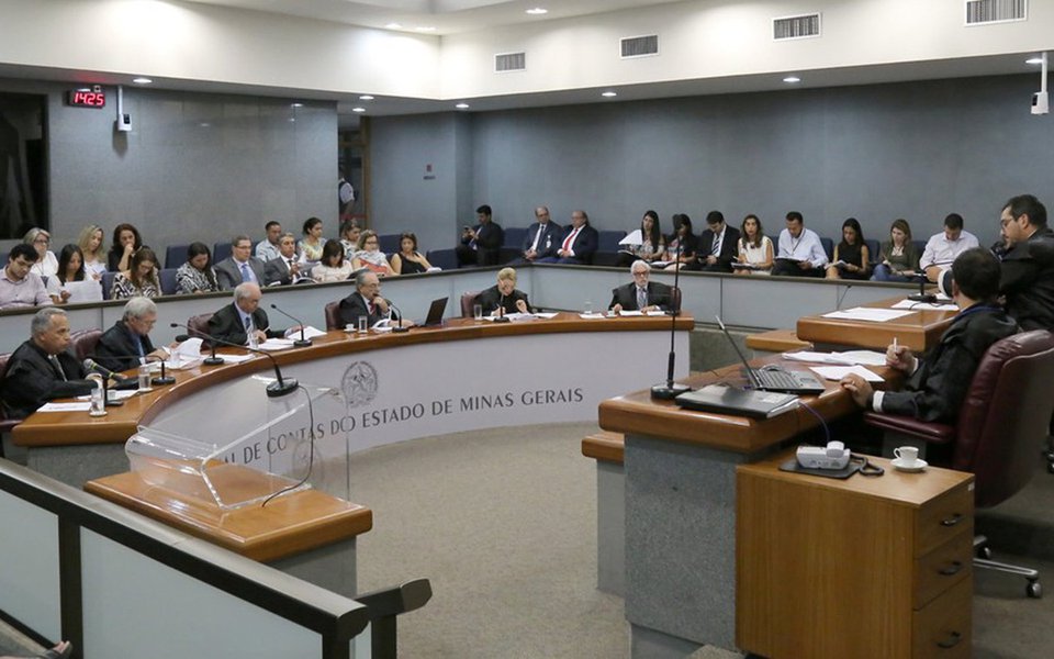 Os tributos municipais representaram menos de 20% do valor movimentado nos cofres de 568 prefeituras mineiras no ano passado, de acordo com levantamento feito pelo TCE-MG; a situação financeira é pior em 163 cidades onde mais de 90% da receita foi consequência de repasses federais ou estaduais (Foto: Leonardo Lucena) Os tributos municipais representaram menos de 20% do valor movimentado nos cofres de 568 prefeituras mineiras no ano passado, de acordo com levantamento feito pelo TCE-MG; a situação financeira é pior em 163 cidades onde mais de 90% da receita foi consequência de repasses federais ou estaduais