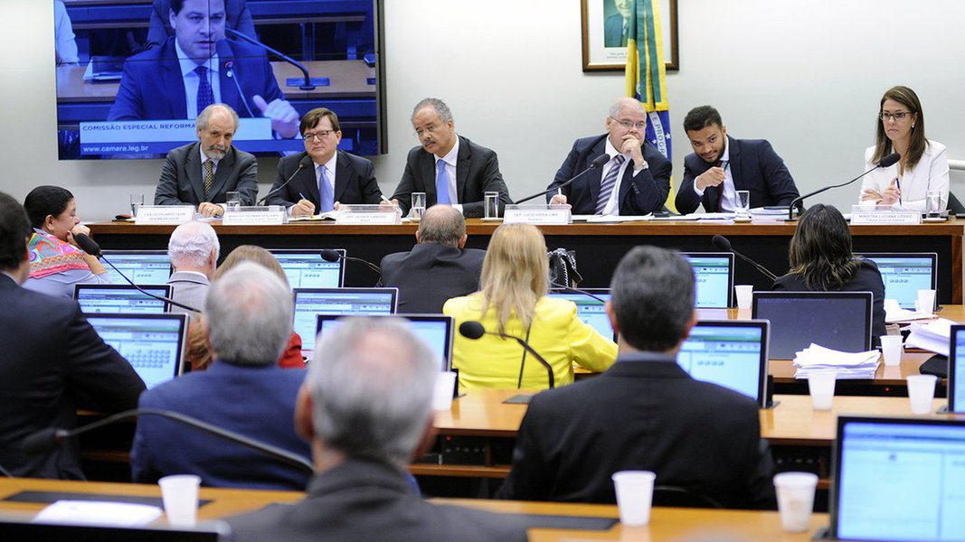 A comissão especial da Câmara que analisa a proposta de reforma política concluiu nesta terça-feira (15) a votação do relatório do deputado Vicente Cândido (PT-SP), que entre outras mudanças estabelece o "distritão" para as eleições de 2018 e cria um fundo para bancar as campanhas com dinheiro público; também foi permitido que um mesmo candidato dispute mais de um cargo no mesmo pleito; texto agora seguirá para análise do plenário da Câmara. Por se tratar de uma proposta de emenda à Constituição, deve passar por dois turnos e obter em cada um o apoio mínimo de 308 dos 513 deputados; para as mudanças passarem a valer já nas eleições de 2018, precisam ser aprovadas na Câmara e no Senado até 7 de outubro. Por isso, o Congresso corre contra o tempo
(Foto: Aquiles Lins)
A comissão especial da Câmara que analisa a proposta de reforma política concluiu nesta terça-feira (15) a votação do relatório do deputado Vicente Cândido (PT-SP), que entre outras mudanças estabelece o "distritão" para as eleições de 2018 e cria um fundo para bancar as campanhas com dinheiro público; também foi permitido que um mesmo candidato dispute mais de um cargo no mesmo pleito; texto agora seguirá para análise do plenário da Câmara. Por se tratar de uma proposta de emenda à Constituição, deve passar por dois turnos e obter em cada um o apoio mínimo de 308 dos 513 deputados; para as mudanças passarem a valer já nas eleições de 2018, precisam ser aprovadas na Câmara e no Senado até 7 de outubro. Por isso, o Congresso corre contra o tempo
