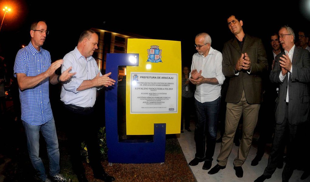O prefeito Edvaldo Nogueira inaugurou uma via de contenção urbana que fica no entorno do Shopping Riomar; construção, fruto de uma parceria público-privada, foi uma compensação (urbanística e ambiental) do centro de compras pela autorização, dada pela prefeitura, para a ampliação do prédio; os custos da obra - cerca de R$ 3 milhões - foram arcados pelo grupo empresarial proprietário do shopping; nova via tem 1 km e representa um avanço na mobilidade urbana, pois desafoga o trânsito na localidade, e protege a vegetação nativa situada às margens do rio Sergipe (Foto: Voney Malta) O prefeito Edvaldo Nogueira inaugurou uma via de contenção urbana que fica no entorno do Shopping Riomar; construção, fruto de uma parceria público-privada, foi uma compensação (urbanística e ambiental) do centro de compras pela autorização, dada pela prefeitura, para a ampliação do prédio; os custos da obra - cerca de R$ 3 milhões - foram arcados pelo grupo empresarial proprietário do shopping; nova via tem 1 km e representa um avanço na mobilidade urbana, pois desafoga o trânsito na localidade, e protege a vegetação nativa situada às margens do rio Sergipe
