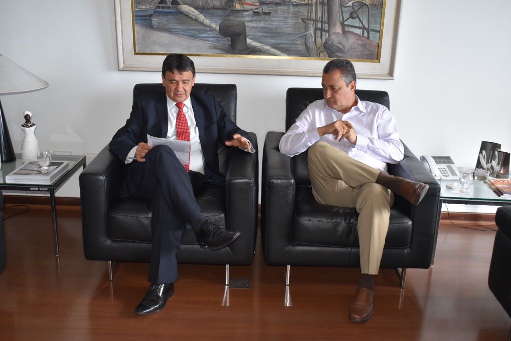 O governador Wellington Dias se reuniu com o governador da Bahia, Rui Costa; acompanhado do presidente da Fundação Piauí Previdência, Marcos Steiner, o chefe do executivo piauiense discutiu a crianção de uma previdência complementar unificada para todos os funcionários públicos da região nordeste, a PrevNordeste; o projeto nasceu durante o encontro de governadores da região, realizado em maio deste ano, em Salvador (Foto: Leonardo Lucena) O governador Wellington Dias se reuniu com o governador da Bahia, Rui Costa; acompanhado do presidente da Fundação Piauí Previdência, Marcos Steiner, o chefe do executivo piauiense discutiu a crianção de uma previdência complementar unificada para todos os funcionários públicos da região nordeste, a PrevNordeste; o projeto nasceu durante o encontro de governadores da região, realizado em maio deste ano, em Salvador