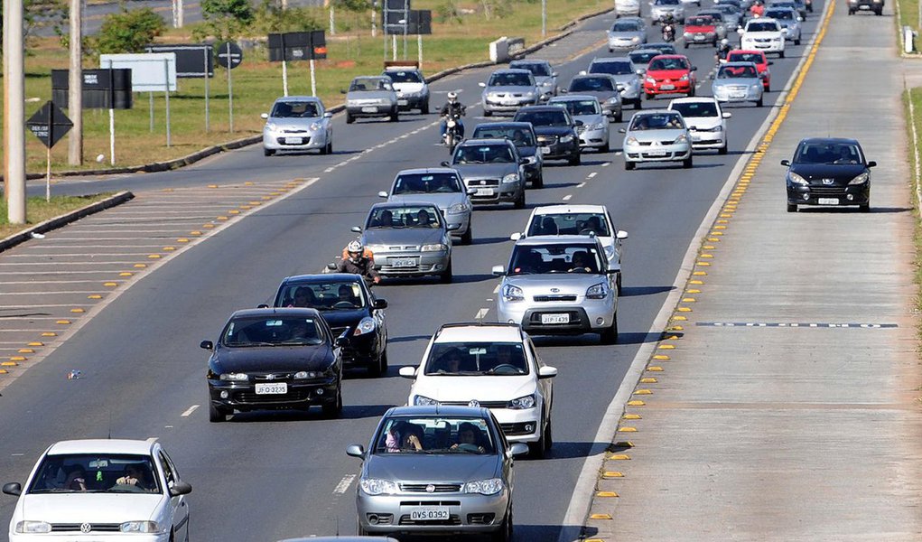 Motoristas do Distrito Federal poderão pagar multas e outras pendências do gênero de forma parcelada nos cartões de crédito ou débito a partir de dezembro, conforme a Resolução nº 697 ,do Conselho Nacional de Trânsito (Contran); segundo o diretor de Controle de Condutores e Veículos do Detran-DF, Uelson Prazeres, o órgão deverá iniciar em novembro a chamada das empresas interessadas em participar da intermediação do processo; pagamento dos débitos parcelados deverá começar a valer a partir da segunda quinzena de dezembro (Foto: Paulo Emílio) Motoristas do Distrito Federal poderão pagar multas e outras pendências do gênero de forma parcelada nos cartões de crédito ou débito a partir de dezembro, conforme a Resolução nº 697 ,do Conselho Nacional de Trânsito (Contran); segundo o diretor de Controle de Condutores e Veículos do Detran-DF, Uelson Prazeres, o órgão deverá iniciar em novembro a chamada das empresas interessadas em participar da intermediação do processo; pagamento dos débitos parcelados deverá começar a valer a partir da segunda quinzena de dezembro