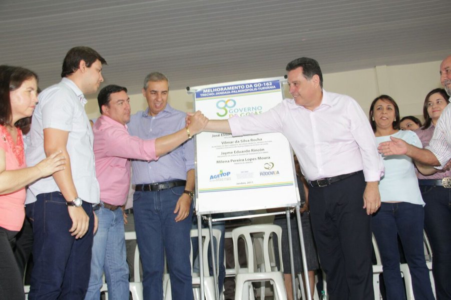 O governador Marconi Perillo voltou a elogiar nesta terça-feira o trabalho do deputado José Vitti à frente da Assembleia Legislativa; durante a entrega de obras em Palminópolis, Marconi afirmou que Vitti vem desenvolvendo papel indispensável para o crescimento do Estado; "Como presidente da Assembleia, José Vitti tem sido fundamental para a agenda positiva de Goiás", disse o governador; Marconi, Vitti e o vice-governador José Eliton inauguraram a pavimentação de 50 novos quilômetros da GO-162, que liga Palminópolis a Jandaia (Foto: José Barbacena) O governador Marconi Perillo voltou a elogiar nesta terça-feira o trabalho do deputado José Vitti à frente da Assembleia Legislativa; durante a entrega de obras em Palminópolis, Marconi afirmou que Vitti vem desenvolvendo papel indispensável para o crescimento do Estado; "Como presidente da Assembleia, José Vitti tem sido fundamental para a agenda positiva de Goiás", disse o governador; Marconi, Vitti e o vice-governador José Eliton inauguraram a pavimentação de 50 novos quilômetros da GO-162, que liga Palminópolis a Jandaia