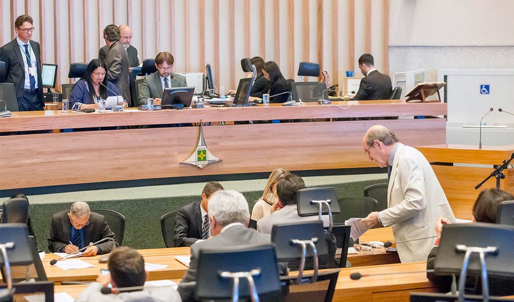 Foi protocolada no sistema do TJ-DF a denúncia apresentada pelo Ministério Público do Distrito Federal (MPF) contra os cinco deputados distritais investigados na operação Drácon; a denúncia tinha sido recebida pelo Conselho Especial do TJ em março, mas o processo ainda aguardava os trâmites burocráticos; são alvos da ação os deputados Celina Leão (PPS), Raimundo RIbeiro (PPS), Julio Cesar (PRB) e Bispo Renato Andrade (PR), que compunham a Mesa Diretora da Câmara Legislativa entre 2015 e 2016, e o deputado Cristiano Araújo (PSD), apontado como articulador do esquema; autora das gravações que deram origem à apuração, Liliane Roriz (PTB) não é citada (Foto: Leonardo Lucena) Foi protocolada no sistema do TJ-DF a denúncia apresentada pelo Ministério Público do Distrito Federal (MPF) contra os cinco deputados distritais investigados na operação Drácon; a denúncia tinha sido recebida pelo Conselho Especial do TJ em março, mas o processo ainda aguardava os trâmites burocráticos; são alvos da ação os deputados Celina Leão (PPS), Raimundo RIbeiro (PPS), Julio Cesar (PRB) e Bispo Renato Andrade (PR), que compunham a Mesa Diretora da Câmara Legislativa entre 2015 e 2016, e o deputado Cristiano Araújo (PSD), apontado como articulador do esquema; autora das gravações que deram origem à apuração, Liliane Roriz (PTB) não é citada