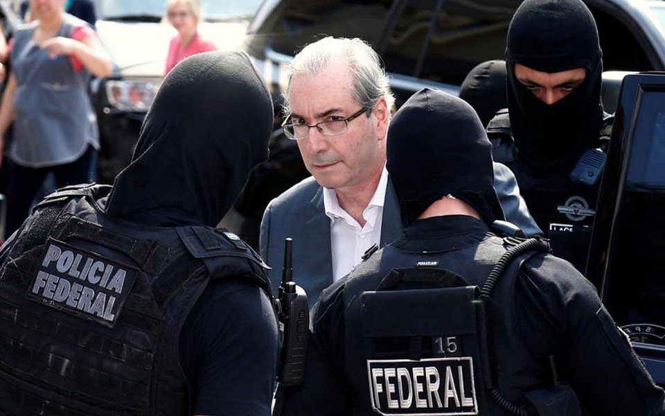 Ex-deputado Eduardo Cunha (PMDB-RJ) recorreu ao Tribunal Regional Federal (TRF) da 1ª Região para permanecer preso em Brasília; Cunha, que cumpre sentença em Curitiba no âmbito da Lava Jato, foi transferido de Curitiba para o Distrito Federal há duas semanas para prestar depoimento no âmbito da Operação Sépsis, que apura irregularidades na liberação de financiamentos da Caixa ; objetivo de Cunha é permanecer preso em Brasília pelo menos até que seja publicada a sentença a que deverá ser submetido no julgamento da Operação Sépsis (Foto: Paulo Emílio) Ex-deputado Eduardo Cunha (PMDB-RJ) recorreu ao Tribunal Regional Federal (TRF) da 1ª Região para permanecer preso em Brasília; Cunha, que cumpre sentença em Curitiba no âmbito da Lava Jato, foi transferido de Curitiba para o Distrito Federal há duas semanas para prestar depoimento no âmbito da Operação Sépsis, que apura irregularidades na liberação de financiamentos da Caixa ; objetivo de Cunha é permanecer preso em Brasília pelo menos até que seja publicada a sentença a que deverá ser submetido no julgamento da Operação Sépsis