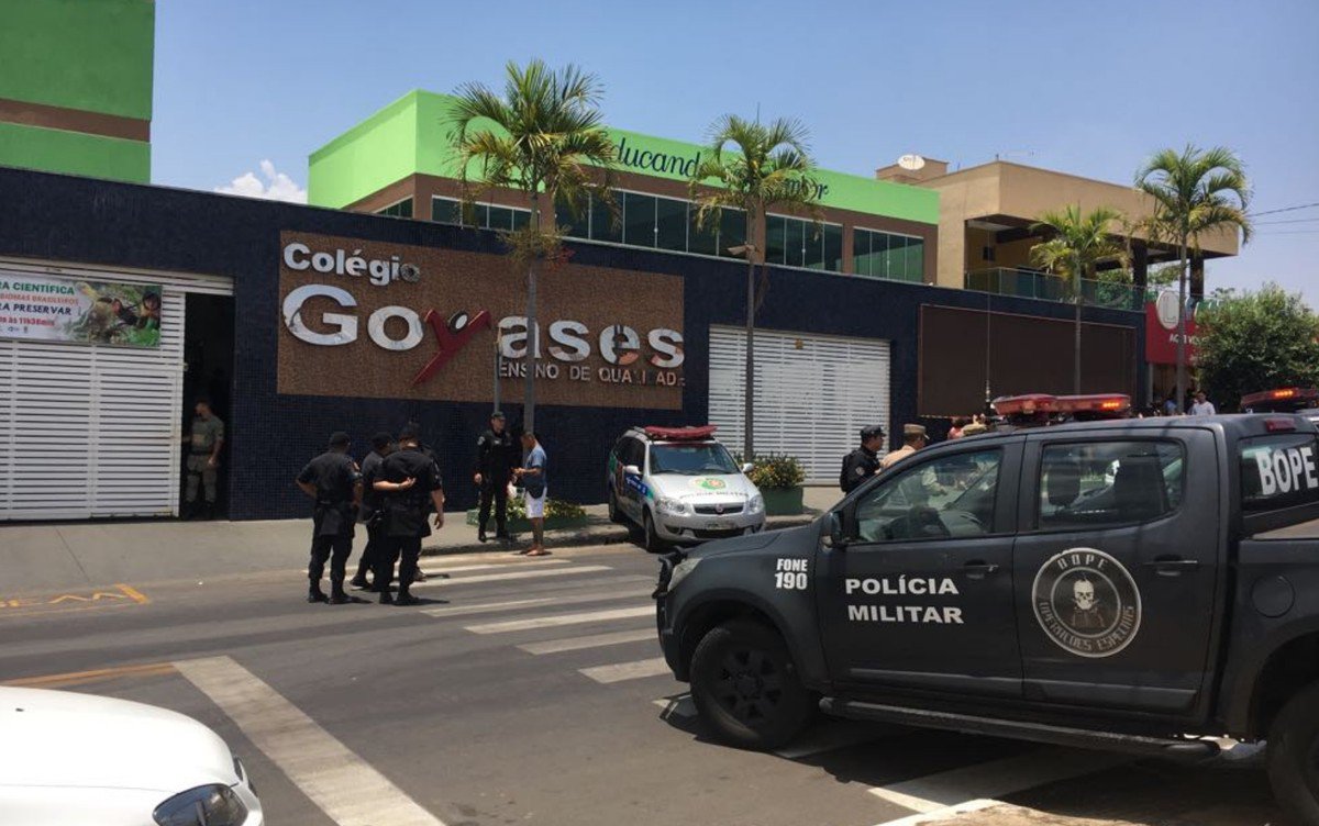 Uma adolescente de 13 anos, uma das vítimas do ataque a tiros em uma escola em Goiânia, segue internada em estado grave na Unidade de Terapia Intensiva (UTI) do Hospital de Urgências da cidade; a menina, que foi ferida na mão, no pescoço e no tórax, teve os dois pulmões perfurados; segundo informações do hospital, ela passou por uma cirurgia e está sedada e entubada para drenagem torácica bilateral (Foto: Giuliana Miranda) Uma adolescente de 13 anos, uma das vítimas do ataque a tiros em uma escola em Goiânia, segue internada em estado grave na Unidade de Terapia Intensiva (UTI) do Hospital de Urgências da cidade; a menina, que foi ferida na mão, no pescoço e no tórax, teve os dois pulmões perfurados; segundo informações do hospital, ela passou por uma cirurgia e está sedada e entubada para drenagem torácica bilateral