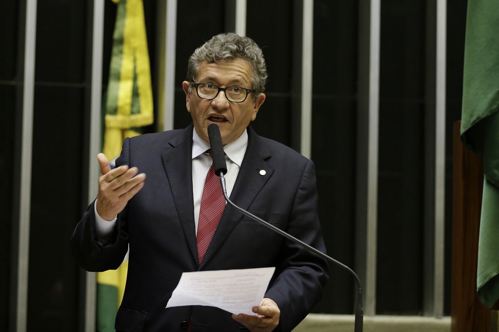 A liberação do empréstimo de R$ 600 milhões do Banco do Brasil para o governo da Bahia continua repercutindo; o vice-líder da bancada do PT na Câmara dos Deputados, Luiz Caetano, também cobrou do governo federal a liberação da verba - que será usada para obras de infraestrutura, melhorias de estrada e na agricultura; em duro discurso na Tribuna, o parlamentar baiano disse que o governo do estado cumpriu todas as exigências para que o dinheiro fosse liberado e que iria apresentar um requerimento para que o presidente do Banco do Brasil explicasse a situação (Foto: José Barbacena) A liberação do empréstimo de R$ 600 milhões do Banco do Brasil para o governo da Bahia continua repercutindo; o vice-líder da bancada do PT na Câmara dos Deputados, Luiz Caetano, também cobrou do governo federal a liberação da verba - que será usada para obras de infraestrutura, melhorias de estrada e na agricultura; em duro discurso na Tribuna, o parlamentar baiano disse que o governo do estado cumpriu todas as exigências para que o dinheiro fosse liberado e que iria apresentar um requerimento para que o presidente do Banco do Brasil explicasse a situação