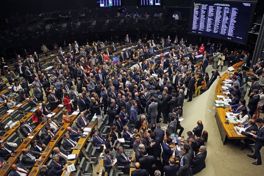 Partidos da base aliada que têm sido preteridos na distribuição de cargos do segundo ou terceiro escalão do governo federal não devem fechar questão na votação de uma provável segunda denúncia contra Michel Temer, disseram à Reuters duas fontes (Foto: Gisele Federicce) Partidos da base aliada que têm sido preteridos na distribuição de cargos do segundo ou terceiro escalão do governo federal não devem fechar questão na votação de uma provável segunda denúncia contra Michel Temer, disseram à Reuters duas fontes