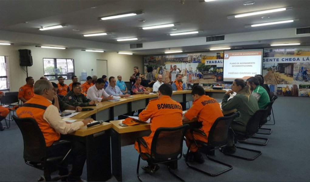 A Defesa Civil se reuniu com os representantes de três grandes empresas de Alagoas para cobrar a atualização do Plano de Contingência contra acidentes; todas elas já foram notificadas e têm um prazo para que a documentação seja atualizada; diante das atividades que executam, essas empresas oferecem grandes riscos à população que mora em seus entornos; os planos são feitos com base no programa Apell (Alerta e Preparação para Emergência a Nível Local) e em breve outras empresas menores também serão chamadas para serem orientadas (Foto: Voney Malta) A Defesa Civil se reuniu com os representantes de três grandes empresas de Alagoas para cobrar a atualização do Plano de Contingência contra acidentes; todas elas já foram notificadas e têm um prazo para que a documentação seja atualizada; diante das atividades que executam, essas empresas oferecem grandes riscos à população que mora em seus entornos; os planos são feitos com base no programa Apell (Alerta e Preparação para Emergência a Nível Local) e em breve outras empresas menores também serão chamadas para serem orientadas
